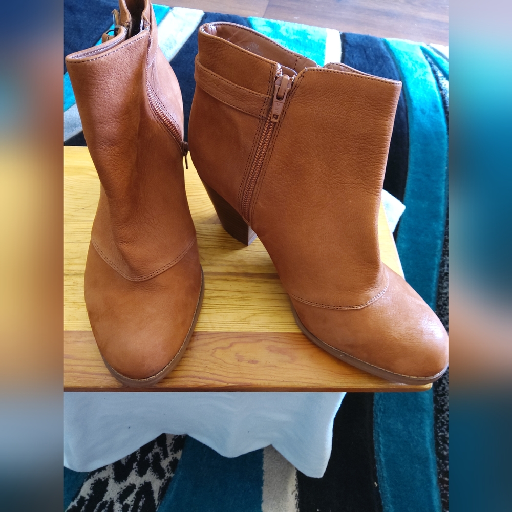 Gianni Bini. Brown ankle boots size. 10M